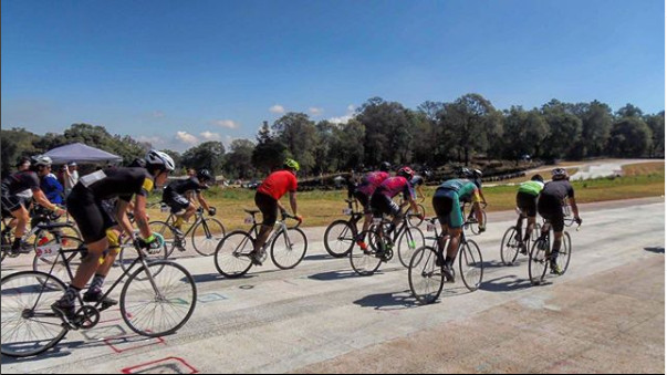 Ciclistas compitiendo en el Re Tiro Crit