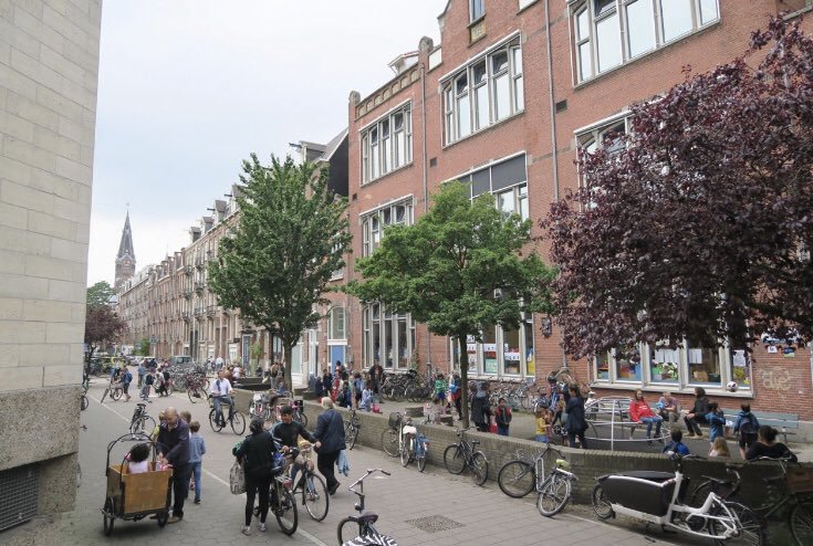 Bicicletas en una calle donde antes sólo había autos en Ámsterdam