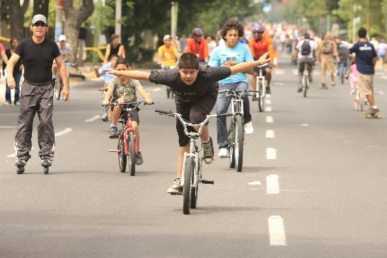 Niño paseo en bici durante el congreso nacional de ciclismo urbano en Guadalajara