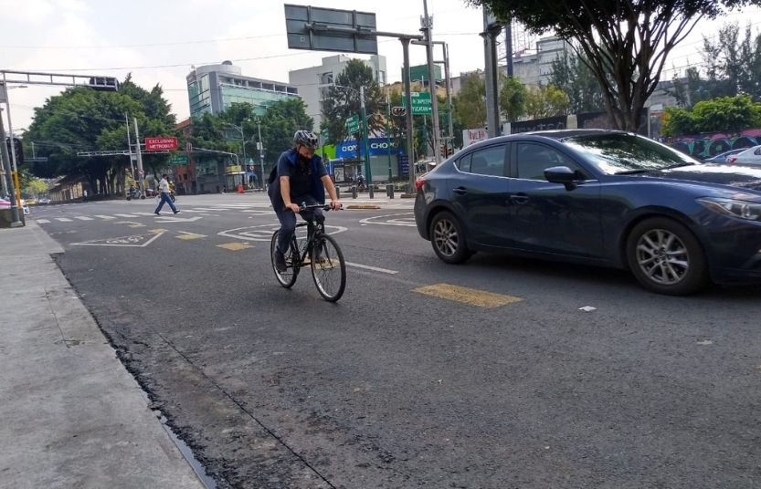 Ciclista circula por Avenida Insurgentes