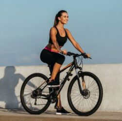 Mujer monta en bicicleta