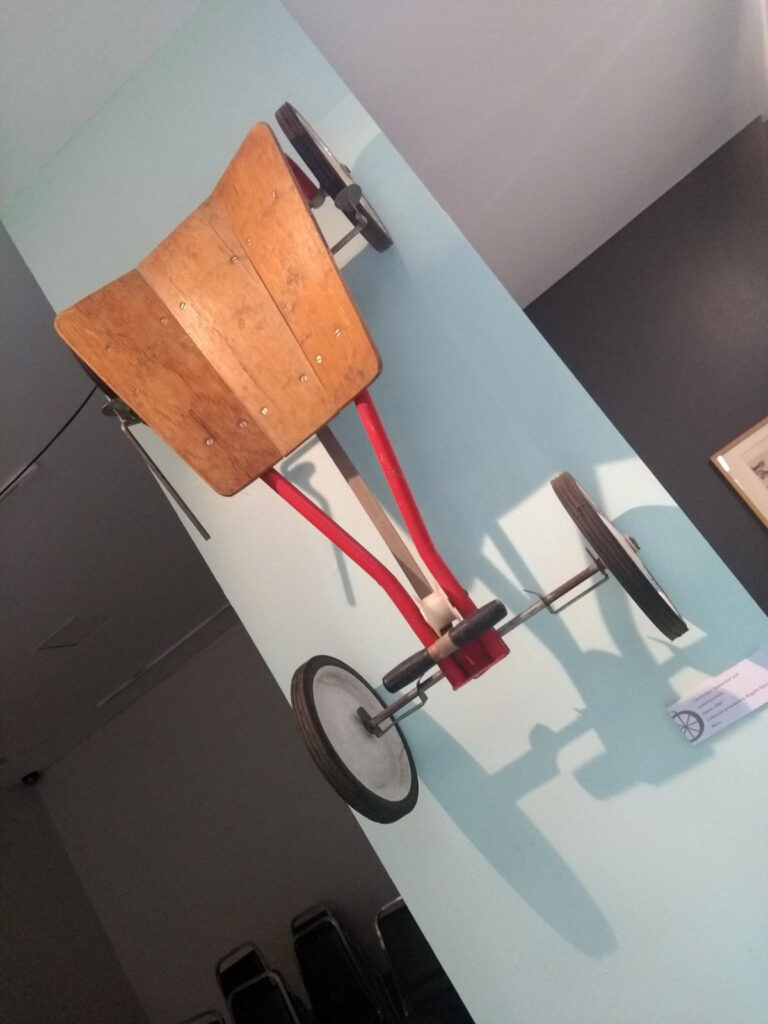 Carro deslizador tipo avalancha, hecho de metal y madera, exhibido en la exposición pueblo bicicletero.