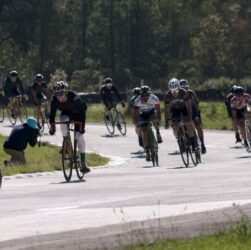 Ciclistas en competencia en el Re-Tiro Crit 2021