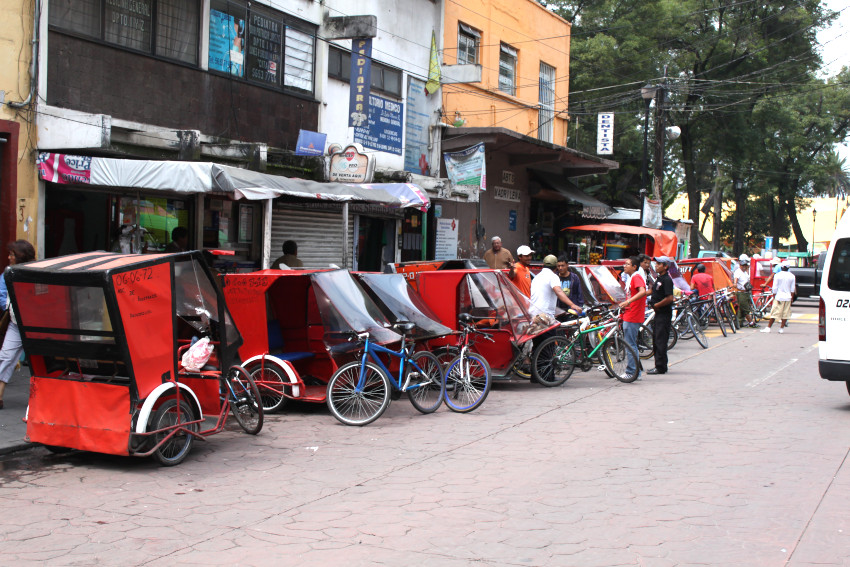 Bicitaxis haciendo base en una calle de Xochimilco