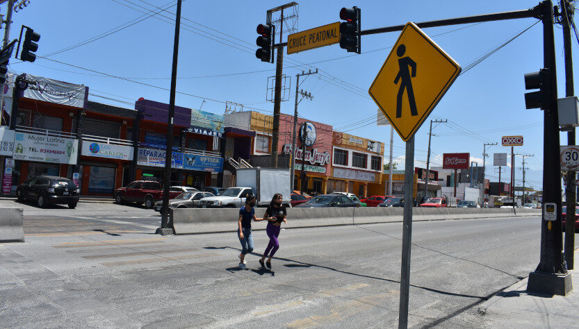 Cruce peatonal en avenida universidad en San Nicolás de los Garza