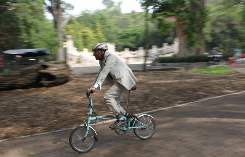 Ciclista con su bicicleta plegable Brompton durante una competencia