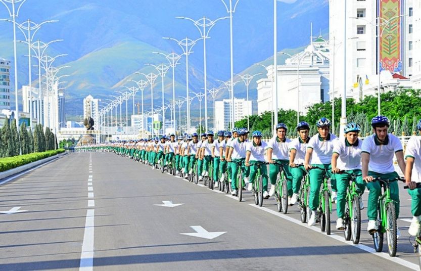 Funcionarios pedalean durante el festival en el Día Mundial de la bicicleta en Turkmenistán