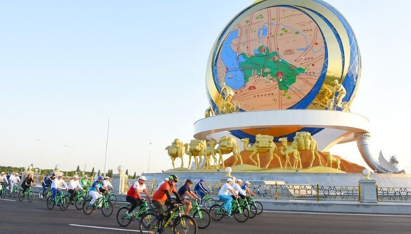 Monumento a la bcicleta en Turkmenistán