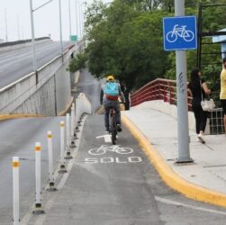 Ciclista pedalea por la Vía Libre en San Pedro Garza García