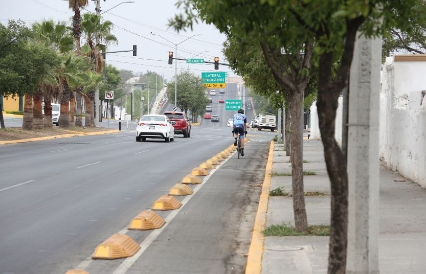 Ciclista de ruta rueda por la ciclovía Vía Libre de San Pedro Garza García