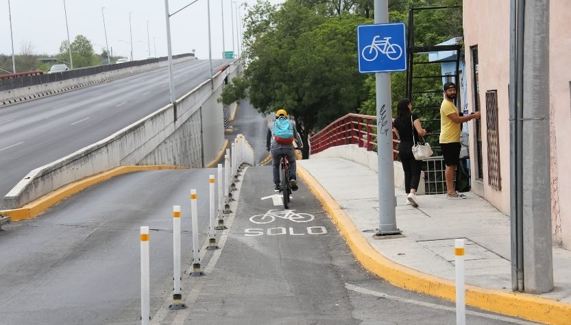 Ciclista pedalea por la Vía Libre en San Pedro Garza García