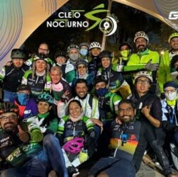 Grupo ciclista Cletos Nocturnos posan para una foto grupal