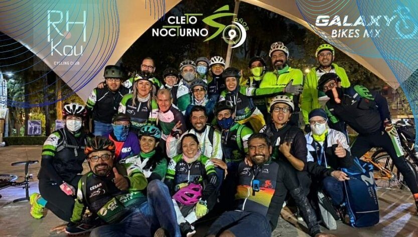 Grupo ciclista Cletos Nocturnos posan para una foto grupal