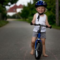 niña sobre su bicicleta de balance