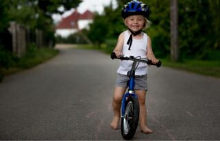 niña sobre su bicicleta de balance