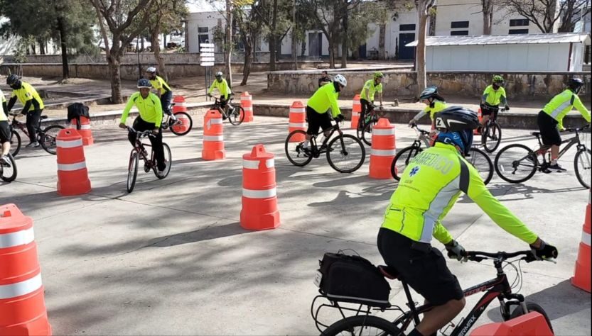 Paramédicos entrenan en bicicletas