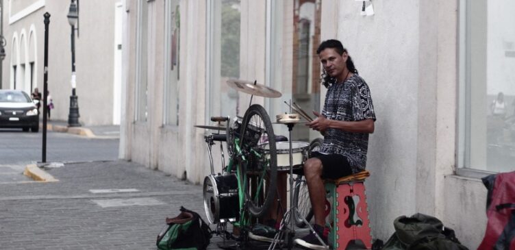 Terrícola Díaz Ciclomutante tocando en la calle