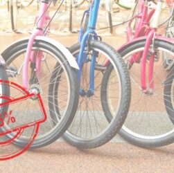Bicicletas de colores una a lado de la otra.