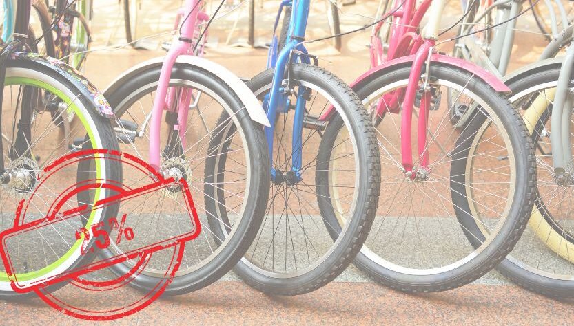 Bicicletas de colores una a lado de la otra.