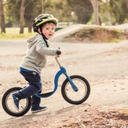 Niño sobre bicicleta de balance.