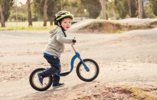 Niño sobre bicicleta de balance.
