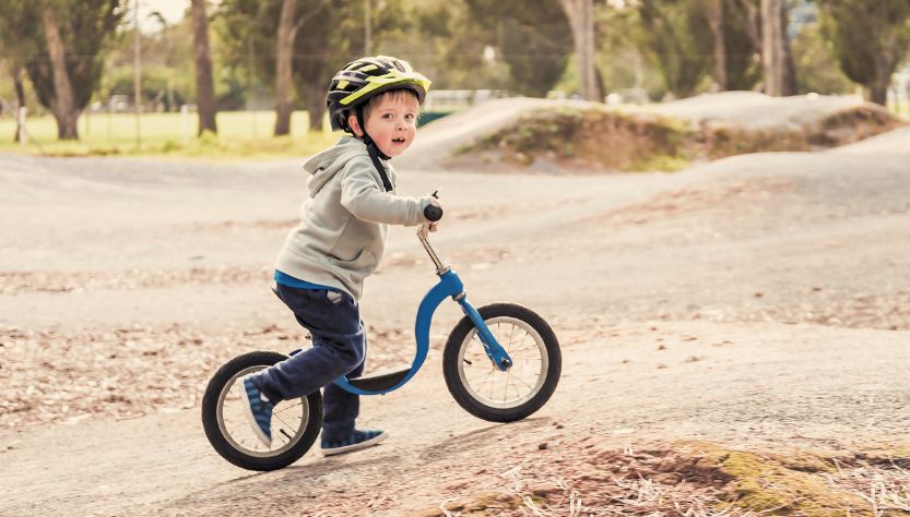 Niño sobre bicicleta de balance.